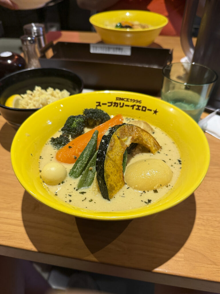 イエロー